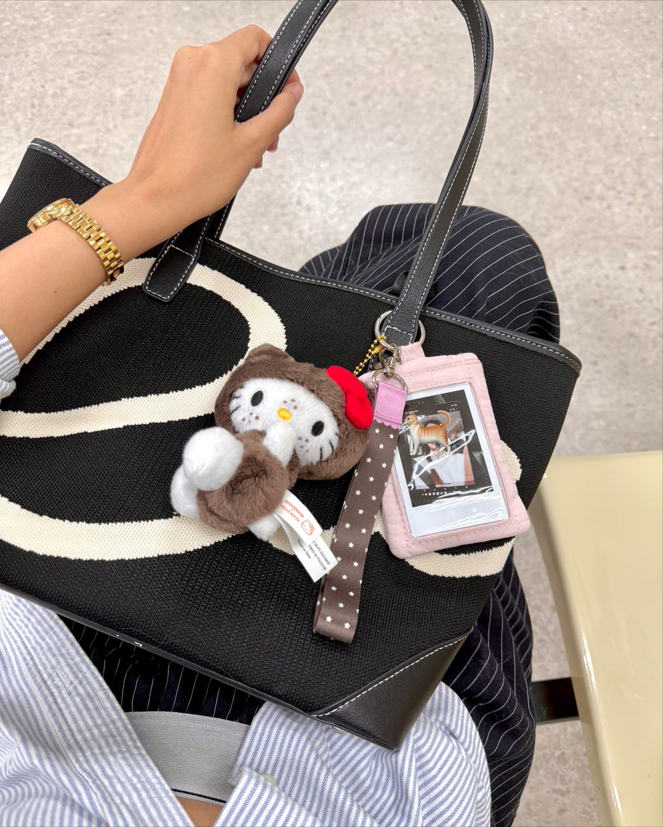 itfeelstory's tweet photo. กระเป๋า tote bag ที่หยิบใช้บ่อยช่วงนี้ จุของได้เยอะ เหมาะกับคนที่ชอบแบกแต่ติดแฟ ยังดูเด๋ดูแพง ใส่ไอแพดได้ ขึ้นไหล่แล้วสวยมาก ในงบ 500 บัท🤌🏻 https://t.co/6BqwzzZSj6