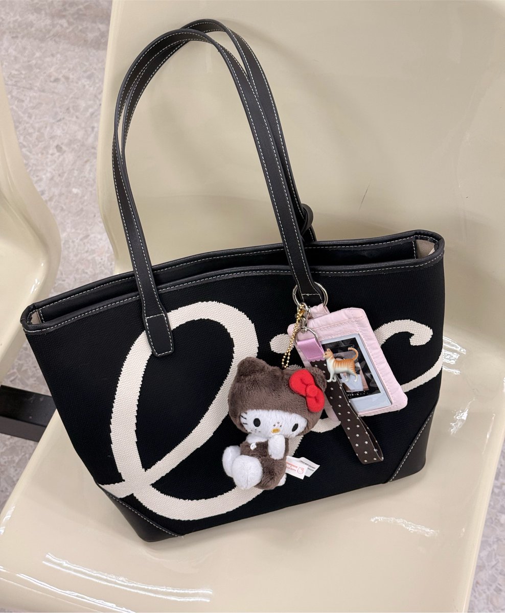 itfeelstory's tweet photo. กระเป๋า tote bag ที่หยิบใช้บ่อยช่วงนี้ จุของได้เยอะ เหมาะกับคนที่ชอบแบกแต่ติดแฟ ยังดูเด๋ดูแพง ใส่ไอแพดได้ ขึ้นไหล่แล้วสวยมาก ในงบ 500 บัท🤌🏻 https://t.co/6BqwzzZSj6