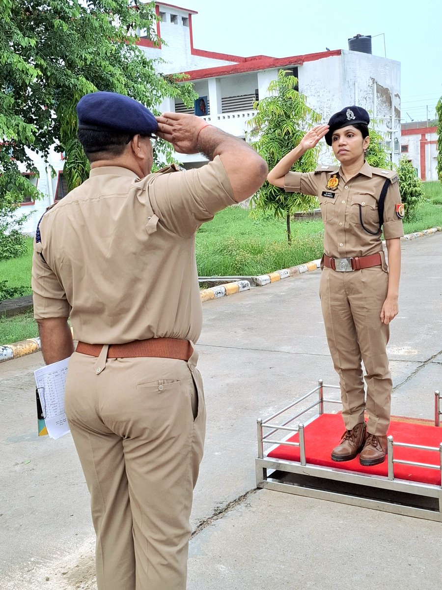 co37pacup's tweet photo. दिनांक-28.07.2026 को उपसेनानायक श्रीमती तनु उपाध्याय (AdSP) द्वारा "मंगलवार की परेड" की सलामी ली गयी।
परेड के दौरान जवानों के टर्नआउट, ड्रिल एवं समन्वय का अवलोकन करते हुए आवश्यक दिशा-निर्देश दिए, साथ ही वाहिनी का भ्रमण एवं निरीक्षण किया।
#uppolice #parade #dgpac #policetraining https://t.co/Ovxkbpaqh1