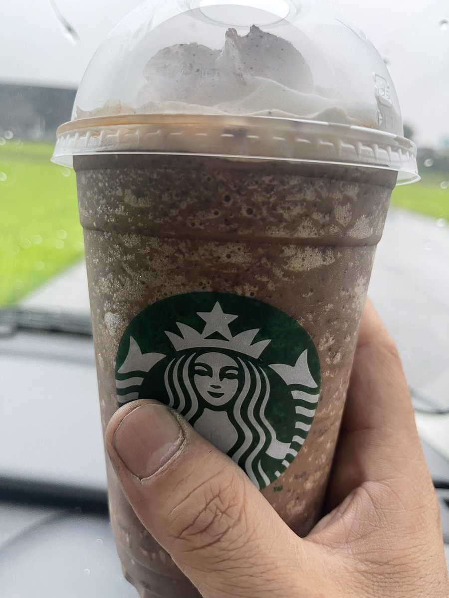 end_0303's tweet photo. スタバのドリンクチケット残り3日だったから慌てて買いに行きました。
ダークモカチップフラペチーノ　589キロカロリー
いつ痩せれるんおれ。 https://t.co/sSaT5qyp0l