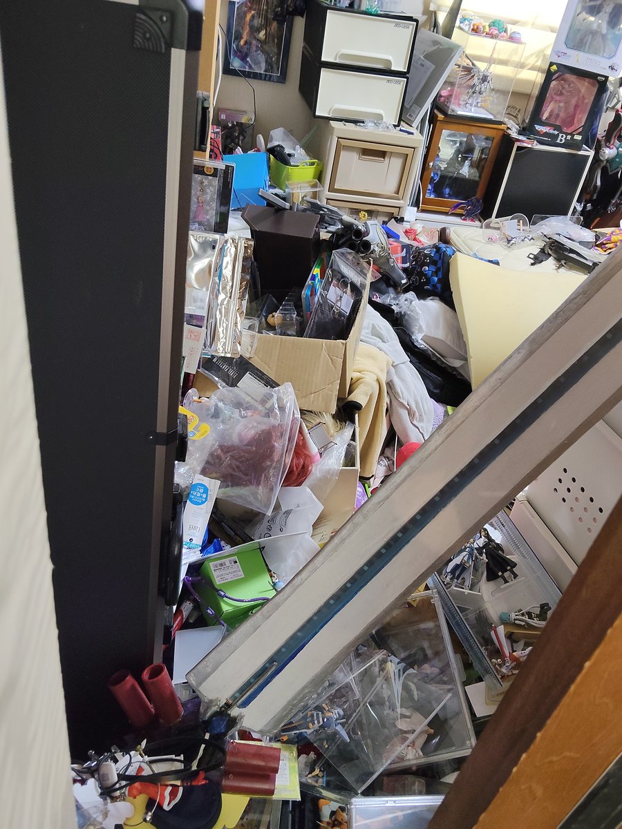 fuku2412's tweet photo. 震度7の地震…自作の武器達も大量に壊れたけど、どうにか部屋から逃げれた…😭
部屋のドアも武器壊す覚悟で開けたら開いて良かった…蛍光灯前回の熊本地震でベットに落ちたから、部屋に居るな警告かも…😭 https://t.co/qYKtbFgCbV