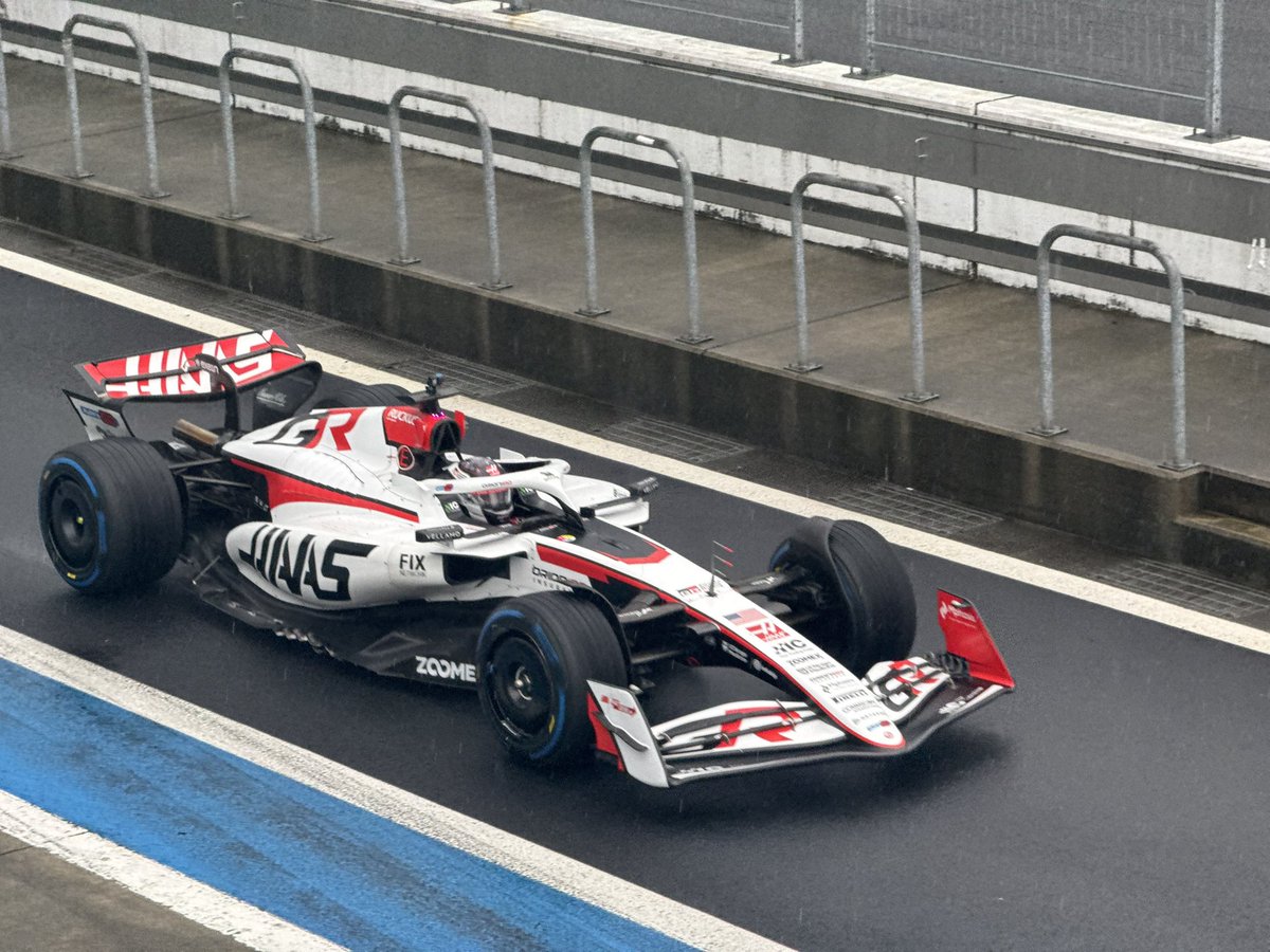 satonavy's tweet photo. いや〜速っ

#haasf1 https://t.co/jBPYbNoKlq