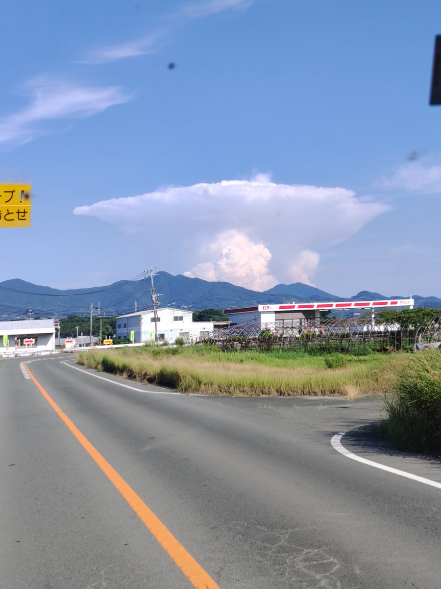 amumuCANDY's tweet photo. 熊本民です運転中ヤバいくらい揺れた…
そして地震後に見た事ねぇ形状の雲が見えてなんかコワイです https://t.co/iAYWRTxh0W