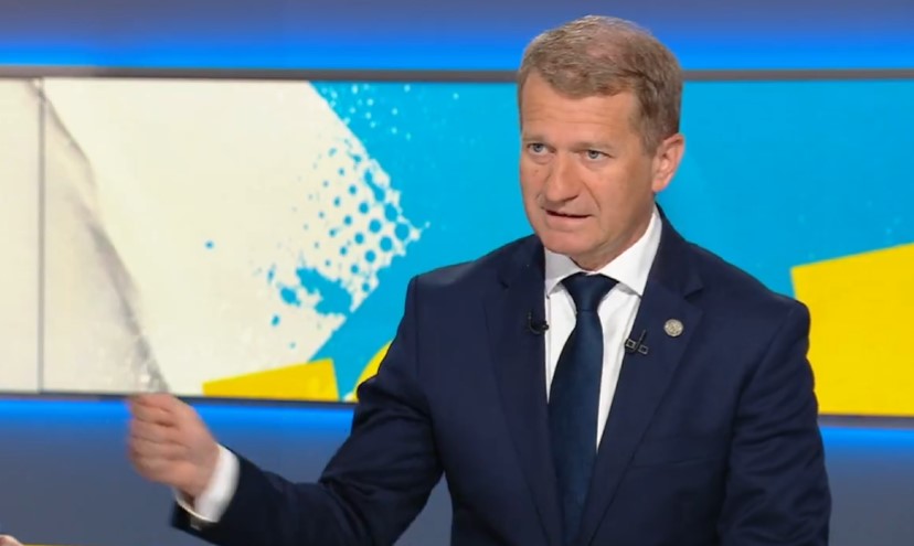 mickpll's tweet photo. I. Raś proponuje, że jeżeli 3 razy w ciągu 6 miesięcy będzie zakłócenie ciszy w przybytku pod najem krótkoterminowy to lokal jest wykreślany z rejestru.

A potem się resetuje XD https://t.co/PkDrv5tUXT