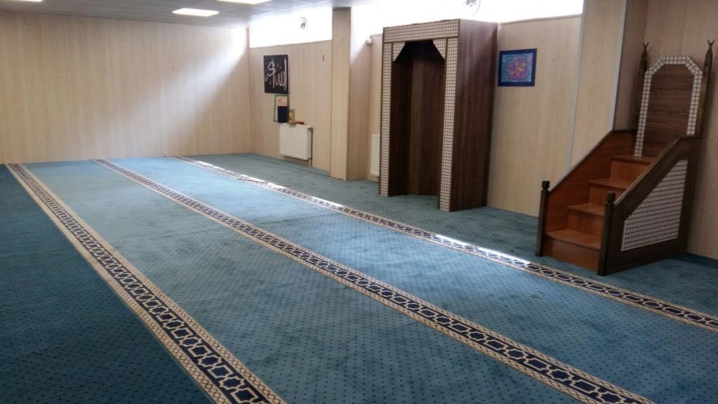 aykiri's tweet photo. Valilik’ten İstanbul’daki okullarla ilgili mescit  düzenlemesi: Okullarda mescit alanları oluşturulmalı, öğrenciler Cuma namazı gibi ibadetleri okul içinde yapabilmeli

İstanbul Valiliği, okullarda mescit alanları oluşturulmasına ilişkin İstanbul Valisi Davut Gül imzalı yazıyı 39 ilçe kaymakamlığı ve ilgili kurumlara gönderdi.

Yazıda, öğrencilerin ve eğitim çalışanlarının ibadet ihtiyaçlarının karşılanmasının önem arz ettiği belirtildi:

Öğrencilerin uygun zaman aralıklarında ibadetlerini güvenli olarak yerine getirebilmeleri ve ibadet gerekçesiyle okul dışına çıkışların en aza indirilerek eğitim saatlerinin verimli bir şekilde kullanılması, eğitim öğretim süreçlerinin aksamaması amacıyla cuma namazı gibi toplu ibadetlere katılmak isteyenler için okul bünyelerinde uygun fiziki şartlara sahip mescit alanlarının oluşturulması gerekmektedir.

Bu kapsamda; Yeni yapılacak okul ve eğitim kurumlarının proje ve planlamalarında, cuma namazı kılınabilmesine imkan sağlayacak, yeterli fiziki kapasiteye sahip mescit alanına yer verilmesi, Halihazırda kullanılan okul ve eğitim kurumlarında ise; mevcut imkanlar çerçevesinde uygun alanların dönüştürülmesi suretiyle, cuma mescidi olarak kullanılmak üzere alan oluşturulması hususunda; Bilgilerini ve gereğini rica ederim