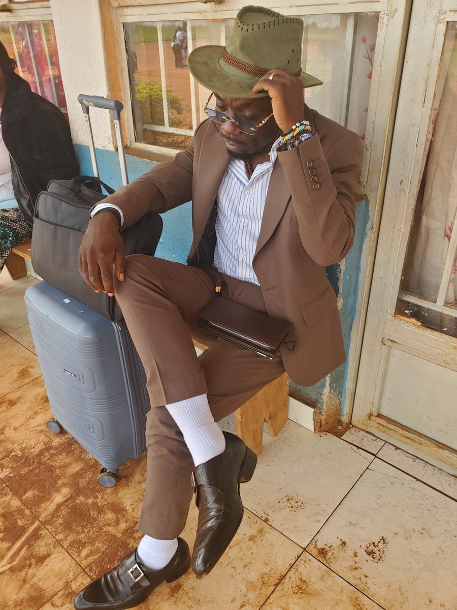 l_jimanel's tweet photo. Costume impeccable 👔, lunettes de style 🕶️, chapeau ajusté 🤠, valises prêtes... On pourrait croire que je m'apprête à embarquer dans la classe Affaires de Business Class ✈️

​Mais non ! On est bien dans nos aéroports nationaux 😂

​Après avoir déboursé plus de 500$ pour le billet et payé toute une panoplie de taxes (Go Pass, Hygiène, DGM, PHF, Taxes provinciales... 💸🧾), te voilà assis majestueusement sur un tabouret en bois en attendant le vol 😭🪵

​Rions un peu pour ne pas pleurer ! 🇨🇩😭🙌

​Quel est le pire guichet de taxe selon vous quand vous voyagez ? 🤔💬

​Coach Jimanel LWIGULIRA
— Boss depuis longtemps.
Moninga na BINO TE