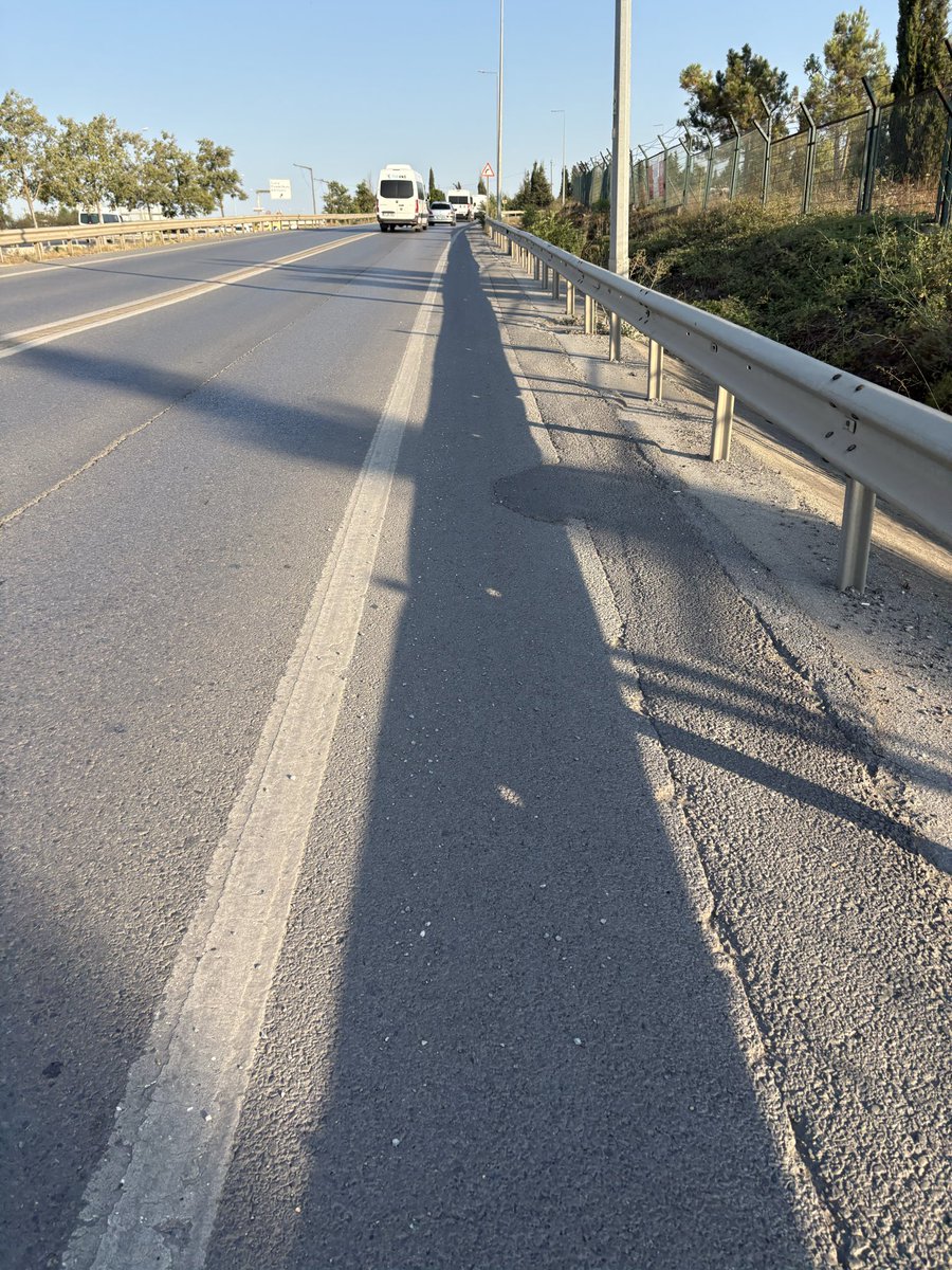 cesurpipet's tweet photo. İstasyon Mah. Şifa Yanyolu (Tuzla)’nda araç yolundaki çakıl taşları, cam kırıkları ve diğer atıklar sürekli bisiklet yoluna süpürülüyor. Bu durum lastik patlamasına ve kaza riskine neden oluyor. Lütfen bisiklet yolunu düzenli olarak temizleyin. @KarayollariGM @TuzlaBelediyesi https://t.co/HvKJdLsgxR