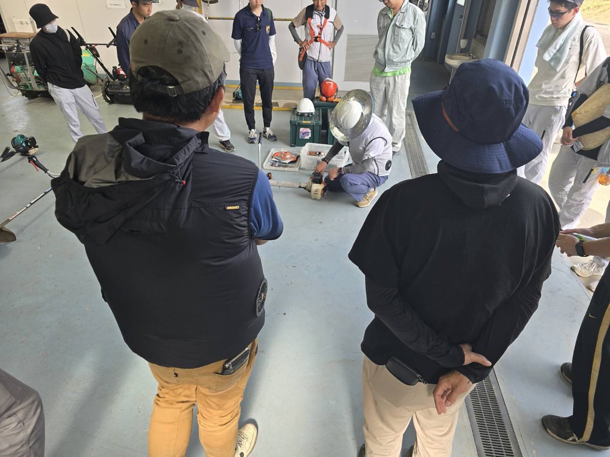 aichinoudai's tweet photo. 一般農家と本校学生を対象とした「刈払機研修」を7月27日（月）に実施しました。草刈作業用に広く普及している刈払機ですが、取り扱い方を誤ると重大な事故になりかねません。18名が座学と実技を学び、労働安全衛生法に基づく「刈払機取扱作業者安全衛生教育修了証」を全員が取得しました。 https://t.co/TnBYAcX63H