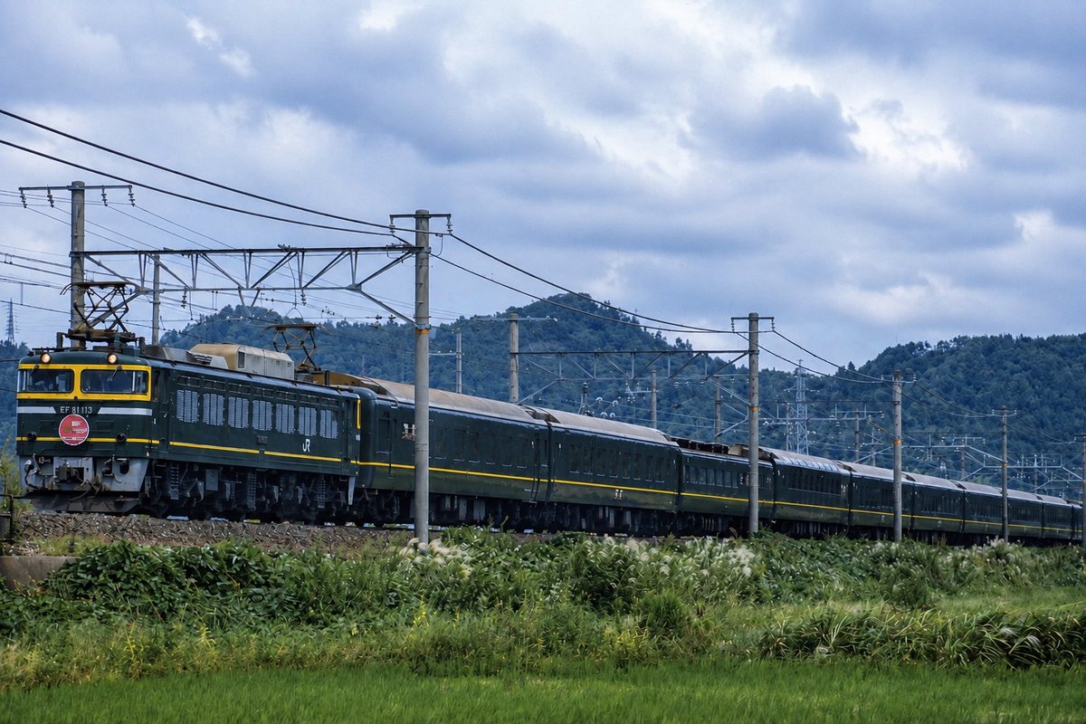 imomonta's tweet photo. 【#俺の撮り鉄史 その74】
2005年頃、東海道本線米原〜彦根を行くEF81牽引トワイライトエクスプレス。
画像の通り、悪天候の為、この日は米原周りで運転されていた。
A Iにて適正露出へ修正している。

#フィルムカメラ #東海道本線 #EF81 https://t.co/1mnHfmQlPx