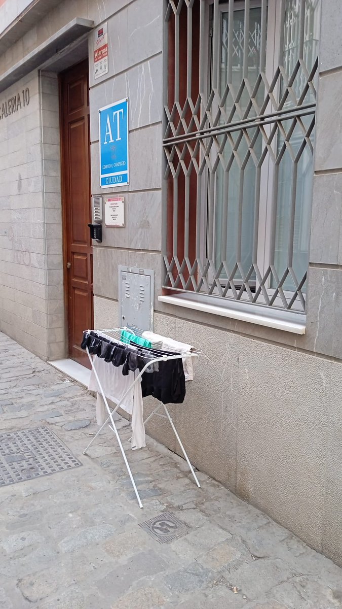 PTorrigiano's tweet photo. El corazón de Sevilla. Calle Calería, entre Inperial y Juan de la Encina. Junto a la Casa Pilatos.  La degradación de una ciudad que se desangra poco a poco.  Y todos callan a izquierda y derecha. Vergonzante... 
@jlsanzalcalde 
@antoniomunozsev https://t.co/RcpndRjmcu