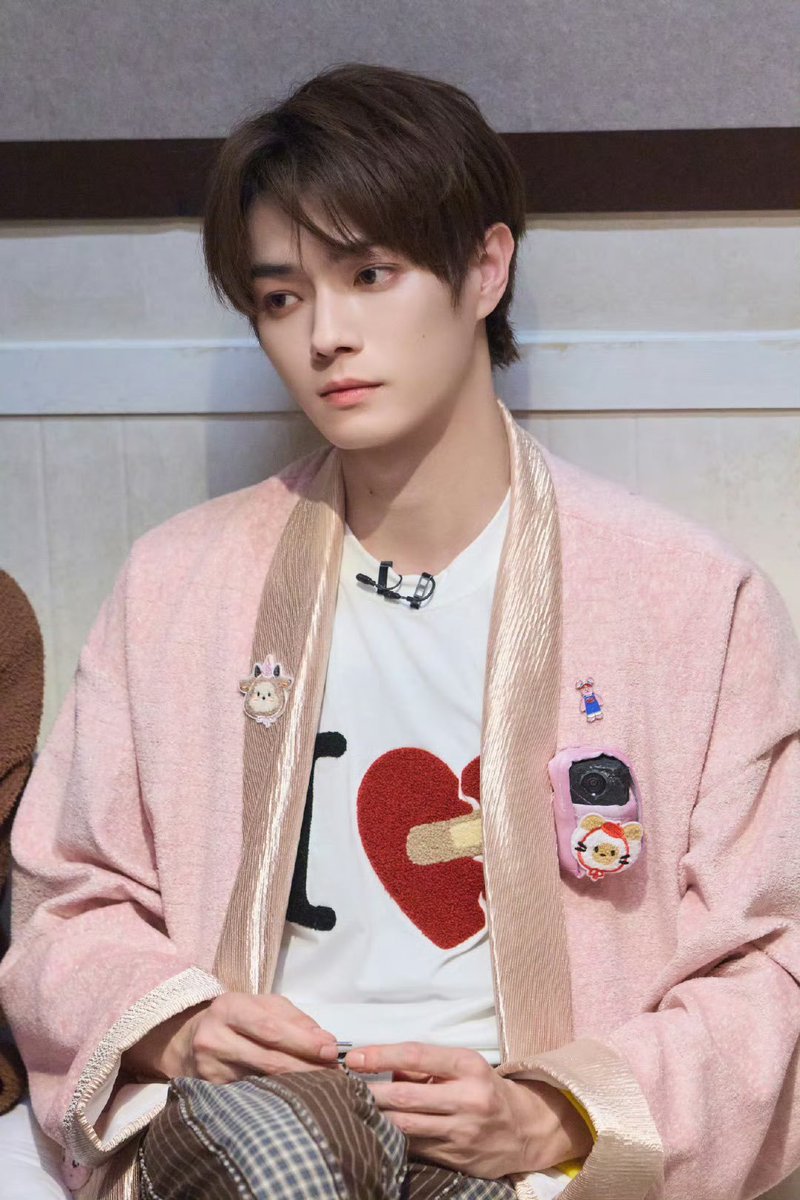 HantingXukai's tweet photo. แล้วทำไมบางมุม ฉันมองว่าข่ายเหมือนลูกครึ่งฝรั่งไปได้อะ https://t.co/uFaUV0ioB9