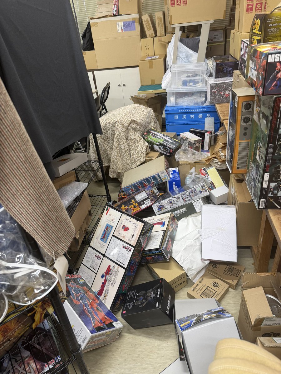 rb79ikepon's tweet photo. いやぁ
揺れた揺れた
会社に置いてた在庫は総崩れwww
自宅はもっとひどかろうなぁ…
とりま社員の安否確認中 https://t.co/abO3cjKju5