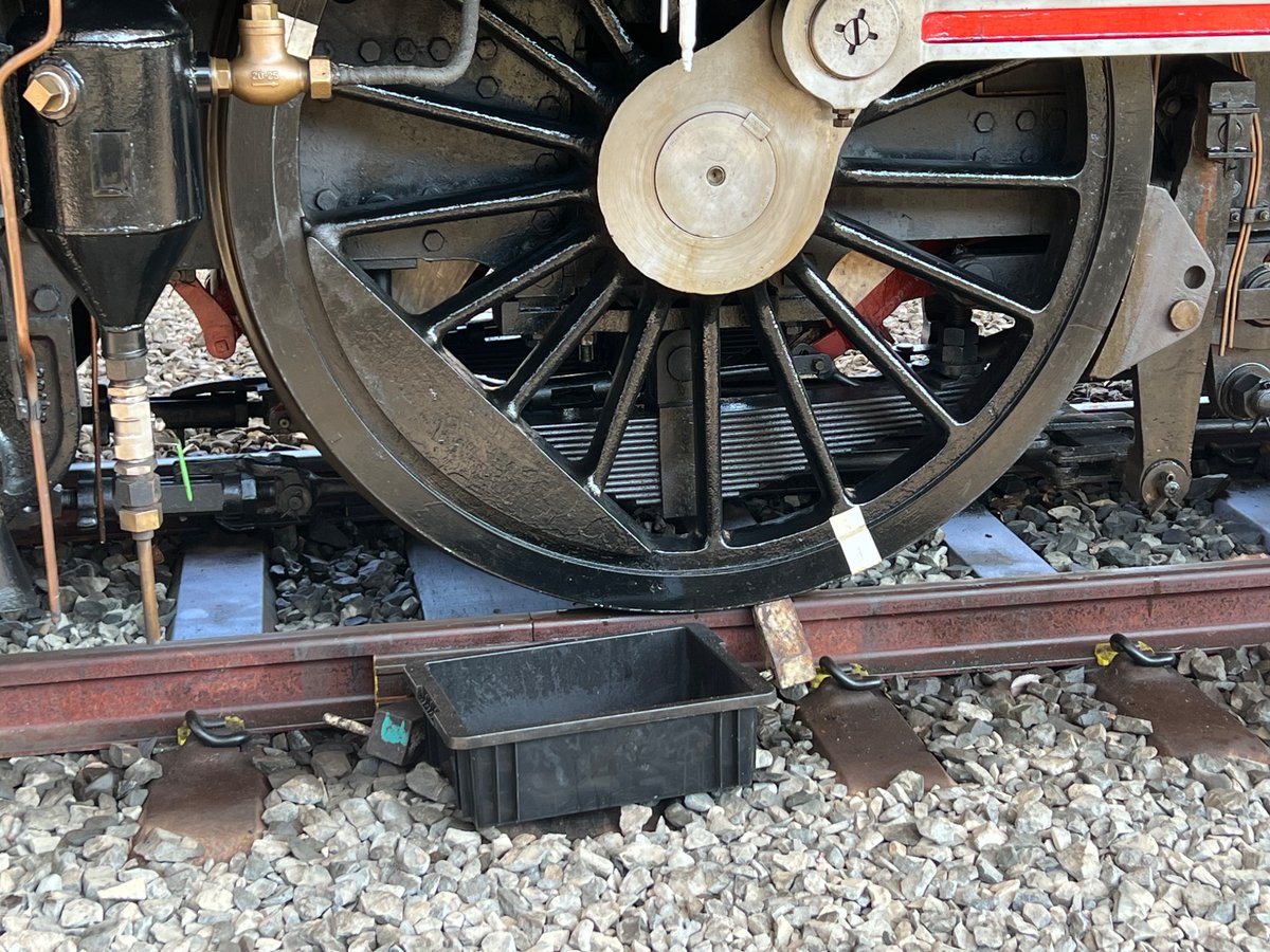 YoroiKasumi's tweet photo. 58654号機、先ほどの地震でしょうか？手歯止めが外れてしまったのでしょうか？
屋根や車両に損傷はありません
脱輪もしてません
#SL人吉 https://t.co/jsbQromcTA