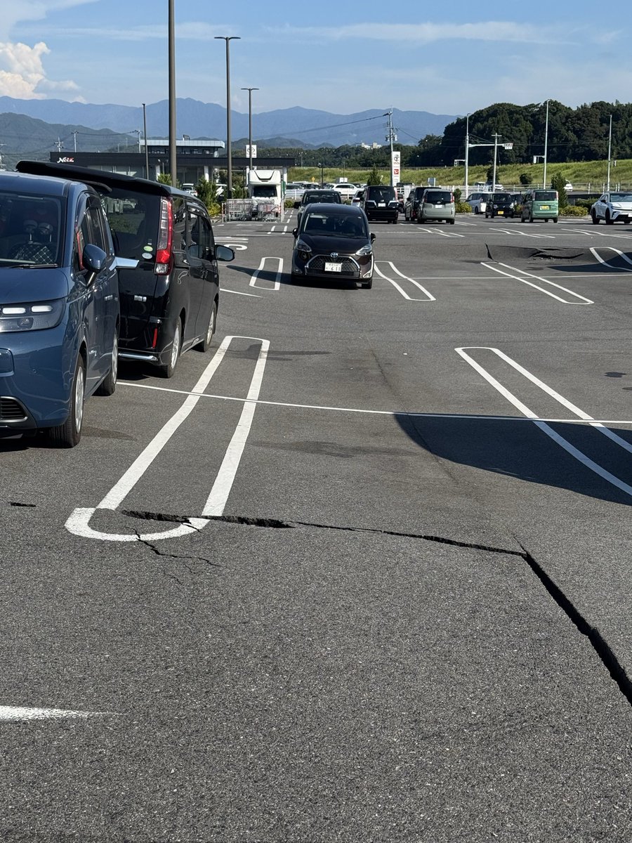 toumajin's tweet photo. 熊本コストコ
駐車場陥没してる https://t.co/KZLAuXdD1l