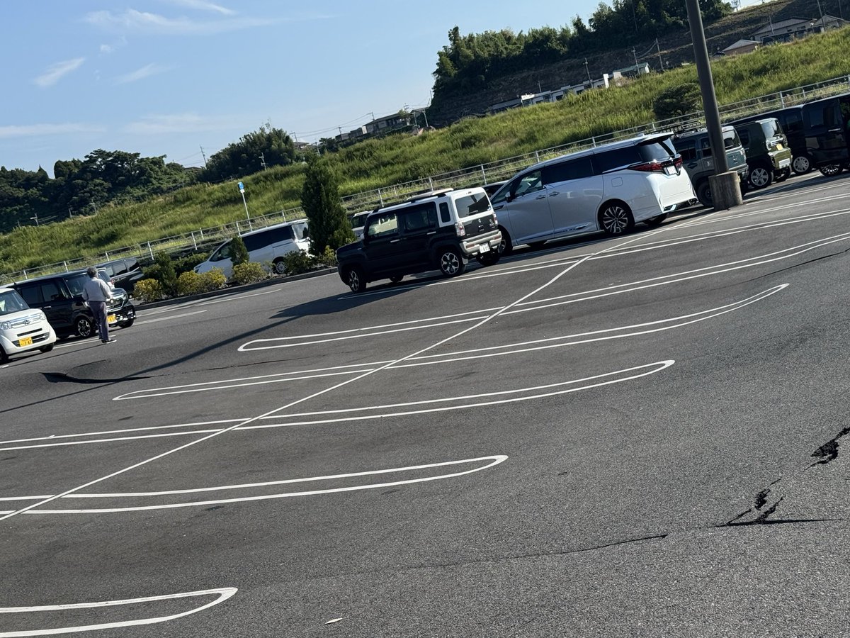 toumajin's tweet photo. 熊本コストコ
駐車場陥没してる https://t.co/KZLAuXdD1l