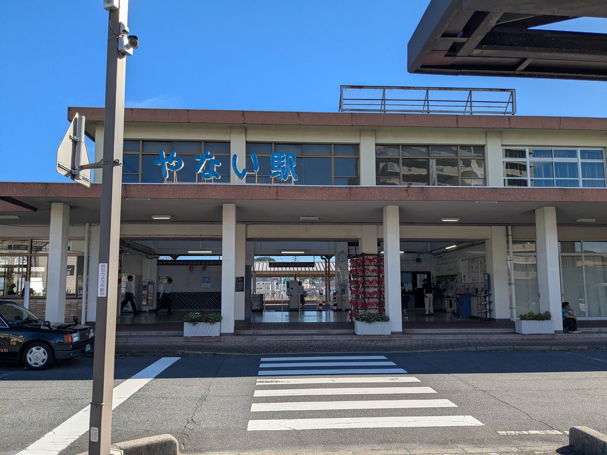 posttigers's tweet photo. 大きな地震がありましたね。山陽線柳井駅にいましたが、柳井でもゆっくり揺れました。柳井駅周辺には金魚ちょうちんが飾ってありました。来月お祭りがあるようです。  #山口県 https://t.co/QwHpZ8kAfJ