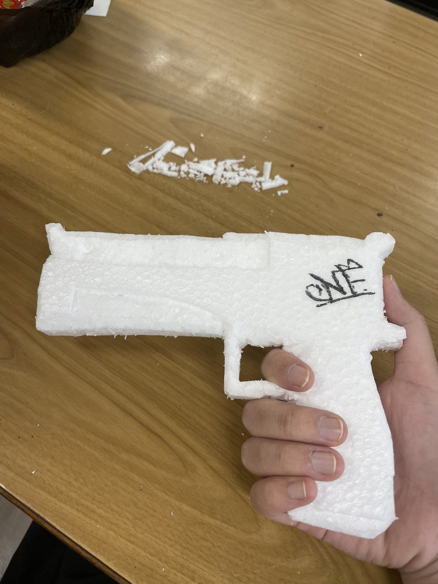 NovaFox0922's tweet photo. 看板製作の余り物を貰って今年も武器を製作
今年はハンドガンと斧
まだ切れ端あるから何か作りたい https://t.co/rlpVRQWTLc