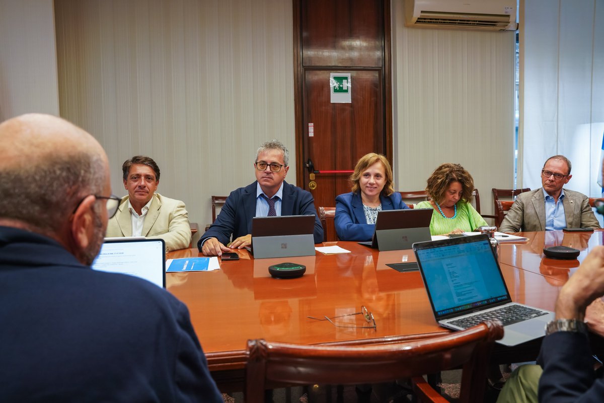 MinLavoro's tweet photo. 🖇️ L'Osservatorio sull'IA nel mondo del lavoro entra nella fase operativa.

👉🏻 Si è riunita per la prima volta la Commissione etica, chiamata a svolgere funzioni di indirizzo, valutazione e supervisione etica delle attività dell'Osservatorio, promuovendo un'innovazione tecnologica al servizio della persona e del lavoro.

ℹ️ Maggiori informazioni su: https://t.co/qtL83X1EC6