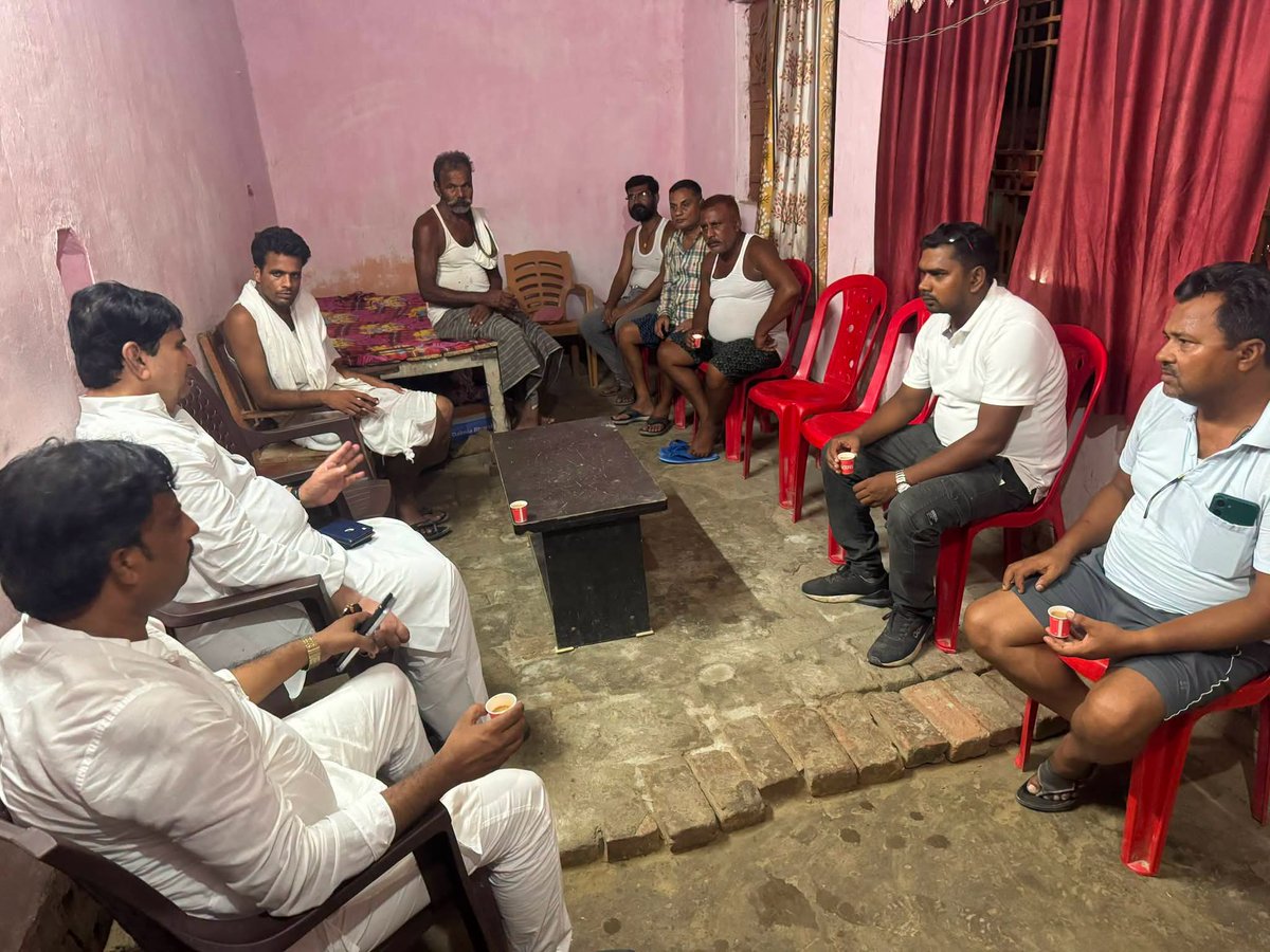 ehsanindian's tweet photo. जाले प्रखंड के भारतीय कम्युनिस्ट पार्टी (CPI) के अंचल मंत्री एवं जोगियारा पंचायत के पूर्व सरपंच स्व. हरेश सिंह जी के निधन पर पूर्व केंद्रीय मंत्री Dr. @Ahmad_Shakeel उनके आवास पर पहुँचकर शोकाकुल परिजनों से मुलाकात की और अपनी गहरी संवेदनाएँ व्यक्त कीं।
भावपूर्ण श्रद्धांजलि।💐 https://t.co/NycHjcgttm