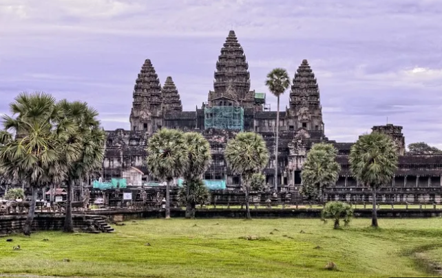 JamesPGoddard90's tweet photo. Khmer's did NOT build Angkor Wat

It wasn't built in 900ad

It was built over 12,000 years ago

Honestly, if you don't believe me take a look at Cambodia today! There is NO way those Scambodians were able to pull off such workmanship

They are good at scamming and crying about Thailand, nothing else!