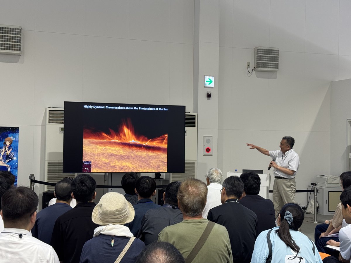 SOLARC_JAXA's tweet photo. 【ニュース】「第26回宇宙科学シンポジウム」（7/23-24）では、「ひので」および #SOLAR_C の成果や開発状況をポスター講演で紹介しました。

あわせて開催された坂尾太郎准教授のミニ講演「ひので20周年記念トーク〜太陽観測の最前線〜」には一般来訪者の方々も参加され、活発な交流が行われました🌞 https://t.co/JWNJdWquwE