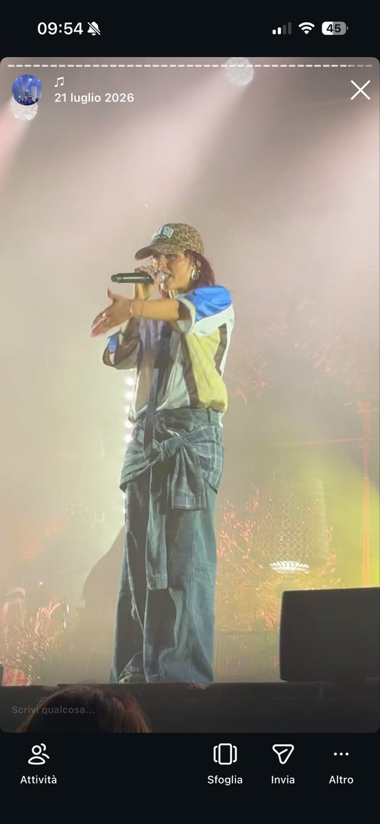 ecc3tera's tweet photo. le persone credono che io metta i video dei concerti per mostrarli a loro ma la verità è che li vado a rivedere ogni giorno (indovinate cosa stava cantando) https://t.co/dIjWHCrSgE