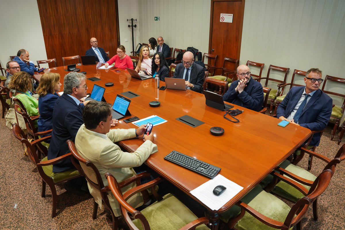 MinLavoro's tweet photo. 🖇️ L'Osservatorio sull'IA nel mondo del lavoro entra nella fase operativa.

👉🏻 Si è riunita per la prima volta la Commissione etica, chiamata a svolgere funzioni di indirizzo, valutazione e supervisione etica delle attività dell'Osservatorio, promuovendo un'innovazione tecnologica al servizio della persona e del lavoro.

ℹ️ Maggiori informazioni su: https://t.co/qtL83X1EC6