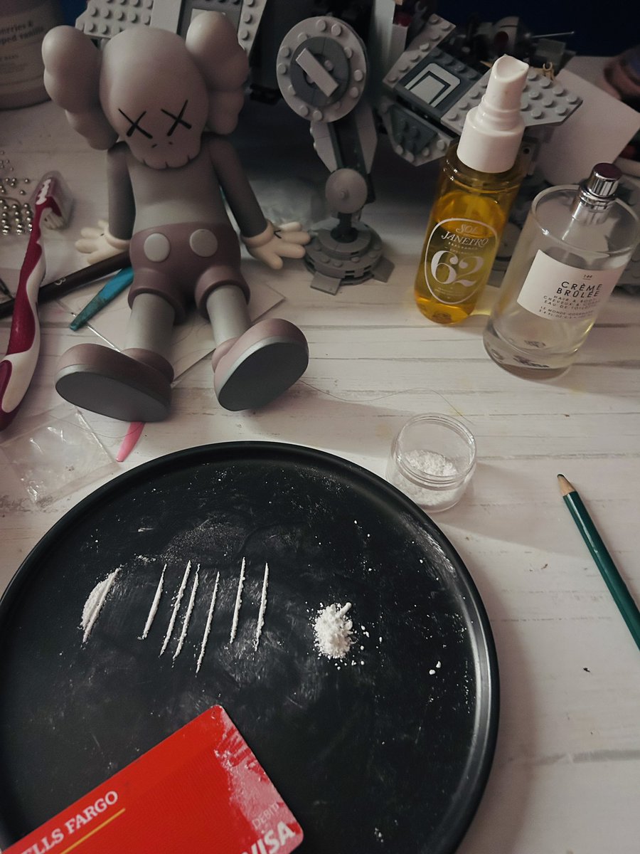 d1one__'s tweet photo. FACT: the sexiest girls do drugs #coketwt #drugtwt #moothunt〃・ https://t.co/mRRHQoZ7gS