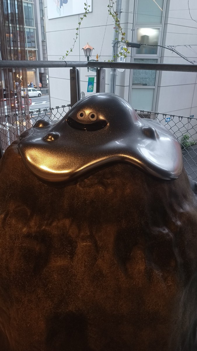 penguinseatter's tweet photo. 半分外みたいなエスカレーターの所に唐突にはぐメタいた！さすがのはぐれっぷり https://t.co/UeqQj1aoa0