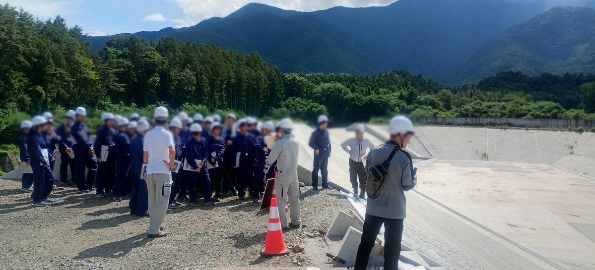 Azuminokensetsu's tweet photo. 👷‍♂️未来の建設業を担う皆さんが来てくれました！
7月27日、長野県建設業協会安曇野支部との共催で、南安曇農業高等学校1年生の皆さんを現場へご案内しました。
普段はなかなか見ることのできない建設現場のスケールや仕事のやりがいを体感していただきました。#建設業 #現場見学会 #高校生 #安曇野 https://t.co/JjutIXFQlG