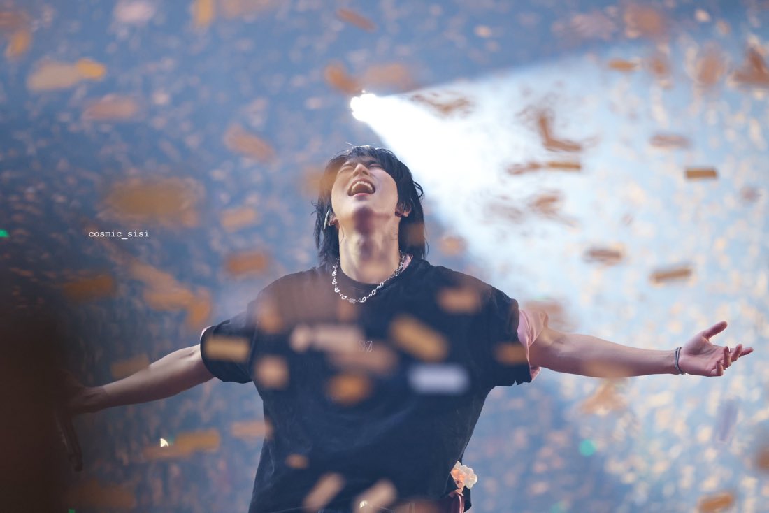 loveleeknowingu's tweet photo. 🐿️ it wasn’t technically music that drew me in; it was the stage. in order for me to stand on any stage, I’d have to learn music

han jisung was born to be on stage 💖 (I need this printed, framed, and adorning my walls immediately) https://t.co/HrfMwTaAA3