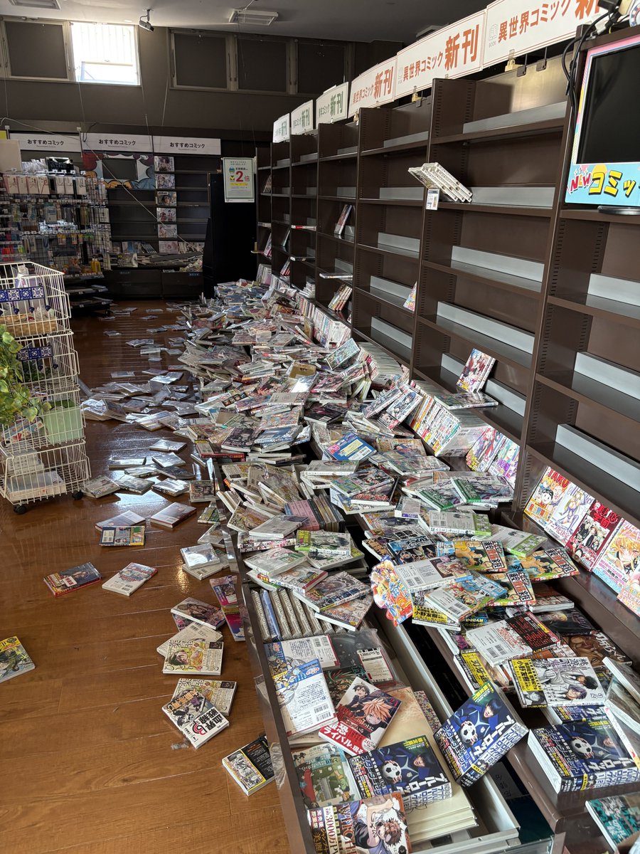 tamayan2nd's tweet photo. 地震！家崩れ地割れ水道管破裂やばい https://t.co/SkyNTSyeyk