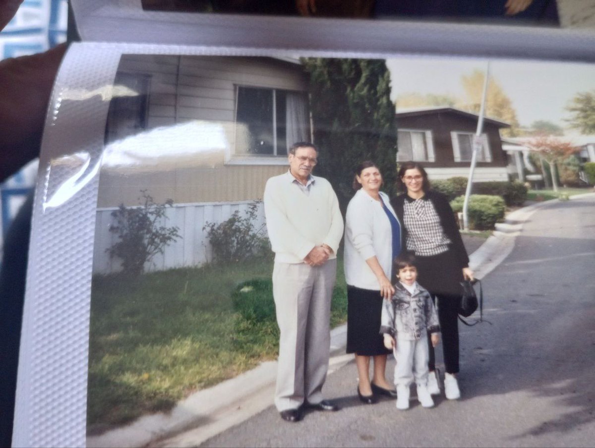 Amoody408's tweet photo. 28 yrs ago , my grandfather passed away. Ahead of his time and a lot of generations after him have him to thank for example he set when it came to integrity. , humility and family comes first mentality . Forever in my heart Baba Moji. 

P.s. yes that’s me peaking out of paper bag https://t.co/p8Q43x6l1K