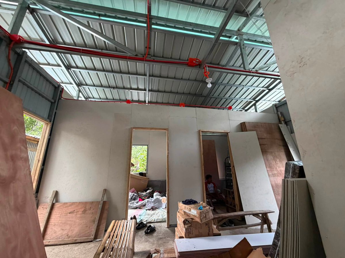 News5PH's tweet photo. A FULFILLED DREAM

Ibinahagi ng content creator na si Ian Mark Kamangkang o "Pitik Queen" na natupad na ang kaniyang pangarap na i-renovate ang bahay ng kaniyang magulang.

"Katas ng aking pitik at soft moves... Noong nagsimula, napaluha sila sa tuwa, at ngayon, ligtas na kami kahit umulan," bahagi ng caption sa kaniyang post.

📸: Ian Mark Kulan Kamangkang (Facebook)