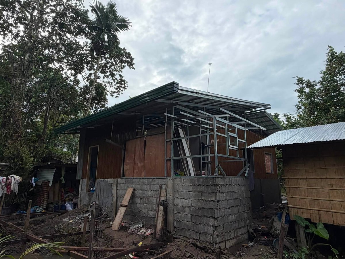 News5PH's tweet photo. A FULFILLED DREAM

Ibinahagi ng content creator na si Ian Mark Kamangkang o "Pitik Queen" na natupad na ang kaniyang pangarap na i-renovate ang bahay ng kaniyang magulang.

"Katas ng aking pitik at soft moves... Noong nagsimula, napaluha sila sa tuwa, at ngayon, ligtas na kami kahit umulan," bahagi ng caption sa kaniyang post.

📸: Ian Mark Kulan Kamangkang (Facebook)