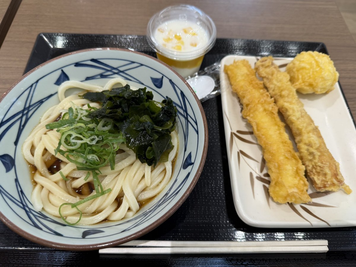 AzuShirokuma's tweet photo. スマホの機種変なんやかんだで3時間くらいかかりましてらはぺこだわ喉からっからだわで丸亀とスタバに駆け込んだ🥹
丸亀新メニューうどんプリンはプリンじゃないただの甘いうどんでした多分二度目は無いかなぁ🫠
スタバの新作のオレンジなんだかのソーダはバカ美味かった https://t.co/HwlqiFnHLZ