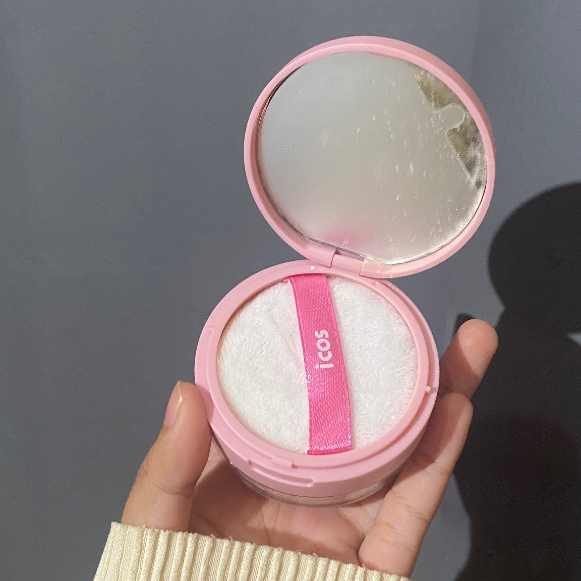 kitoorah's tweet photo. Buat yang lagi cari loose powder harga under 50rb cobain produk icos ini deh! Apalagi yang buat oily skin sih ini WAJIB PUNYA BANGET👀kalau gak di pakein loose powder jadi kilang minyak nanti huhu 
🔗https://t.co/Ju5DbdPLez

 #HypeMatte #LoosePowder #MattePowder  #ProdukBaru https://t.co/SAPgNWfp3G