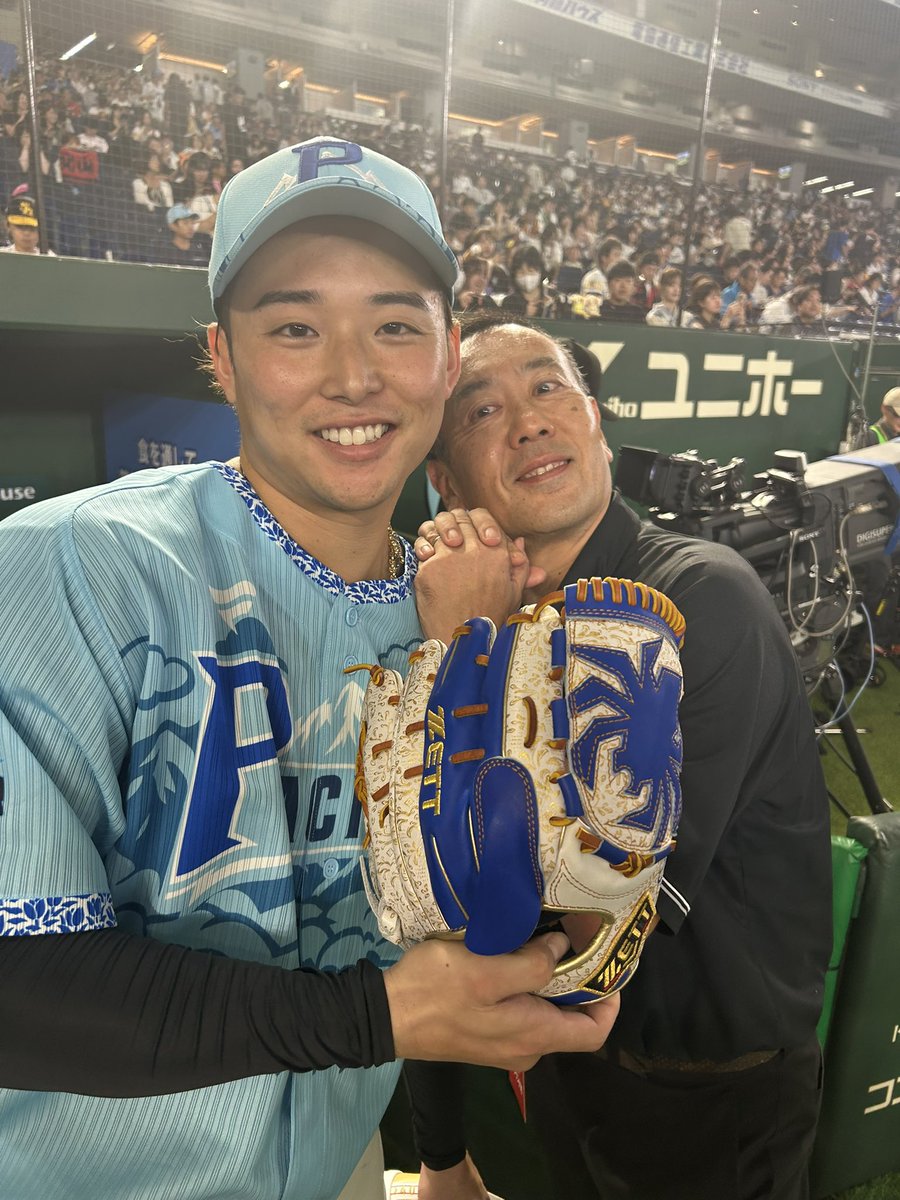 nhoshi_nikkan's tweet photo. #横山陸人 投手は特注のオールスター用のグラブを持っていました！
#chibalotte https://t.co/R0OSGHLF0t