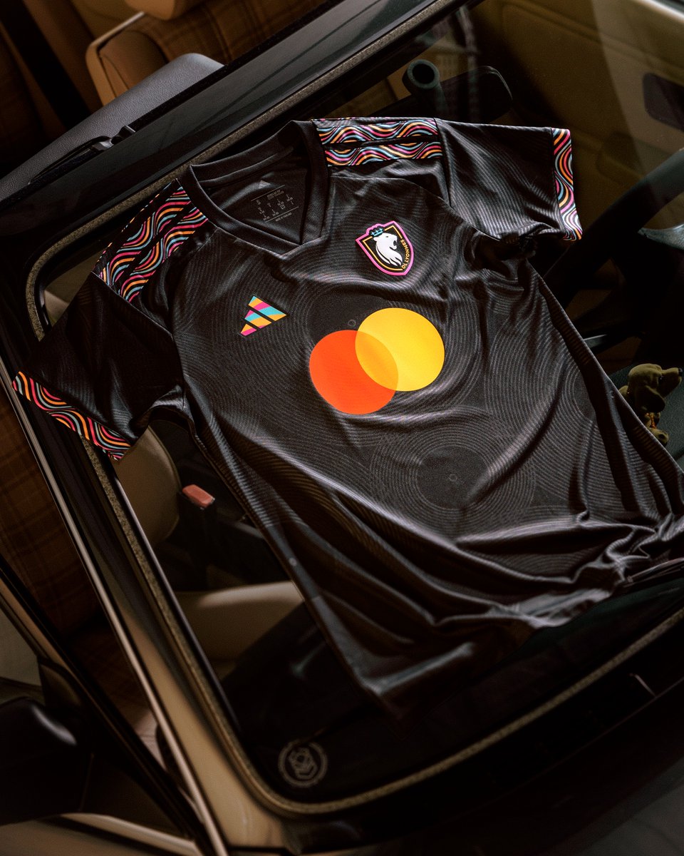 ol__lyonnes's tweet photo. En mode 𝑭𝒖𝒏𝒌 avec @adidasFR. 🪩

Notre nouveau maillot third pour la saison 2026/27 dispo' maintenant ⤵️