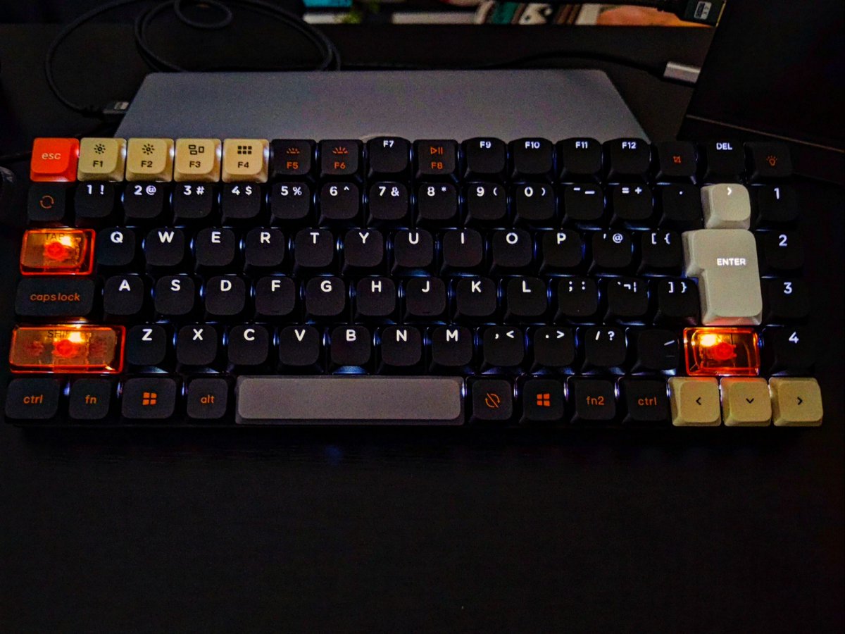 takerun1030's tweet photo. 半年ぐらい仕事のお供になっているキークロンのロープロファイルキーボード

純正のキーキャップからカスタムしてみた https://t.co/Ru9sprNy9S