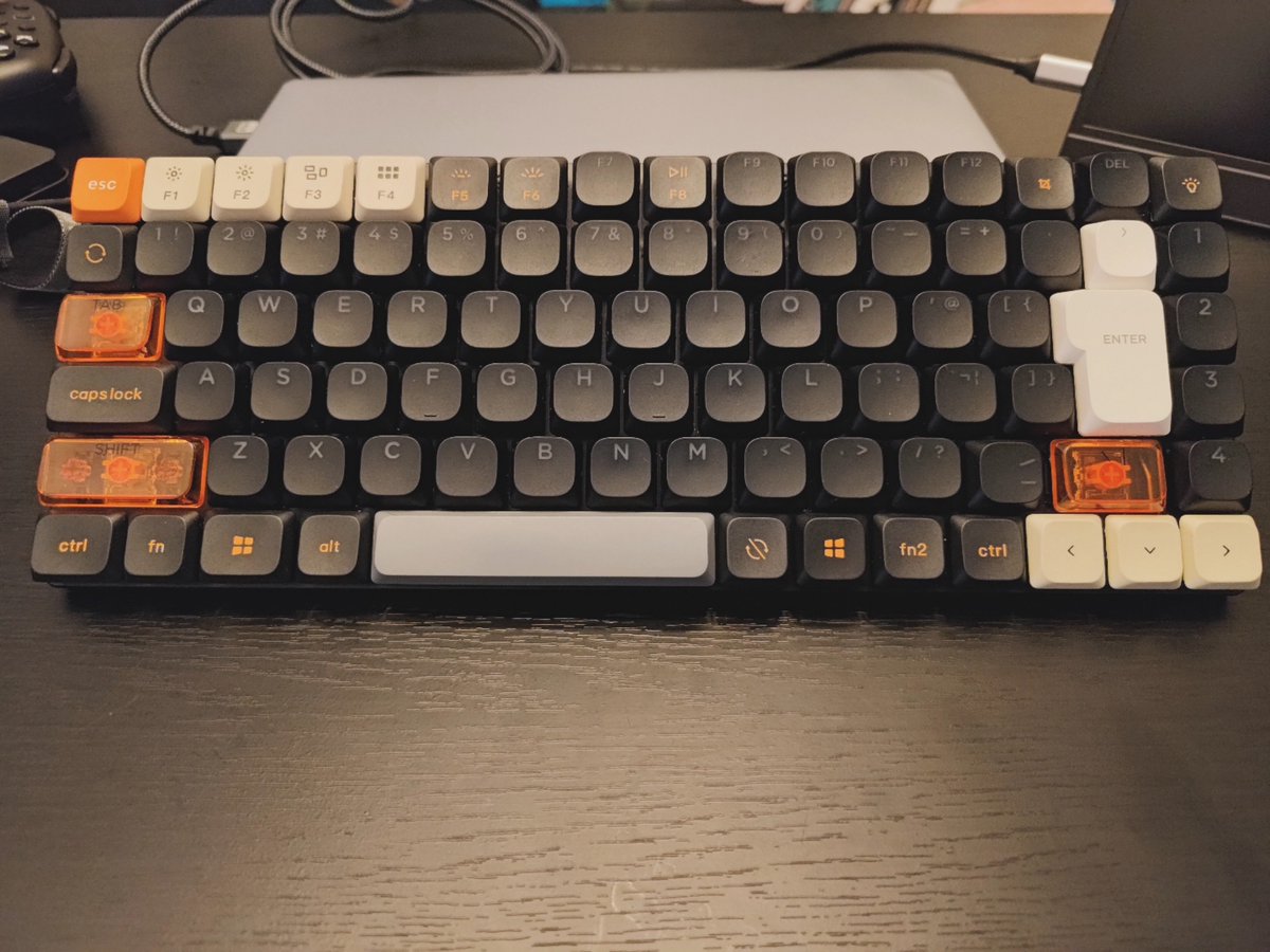 takerun1030's tweet photo. 半年ぐらい仕事のお供になっているキークロンのロープロファイルキーボード

純正のキーキャップからカスタムしてみた https://t.co/Ru9sprNy9S