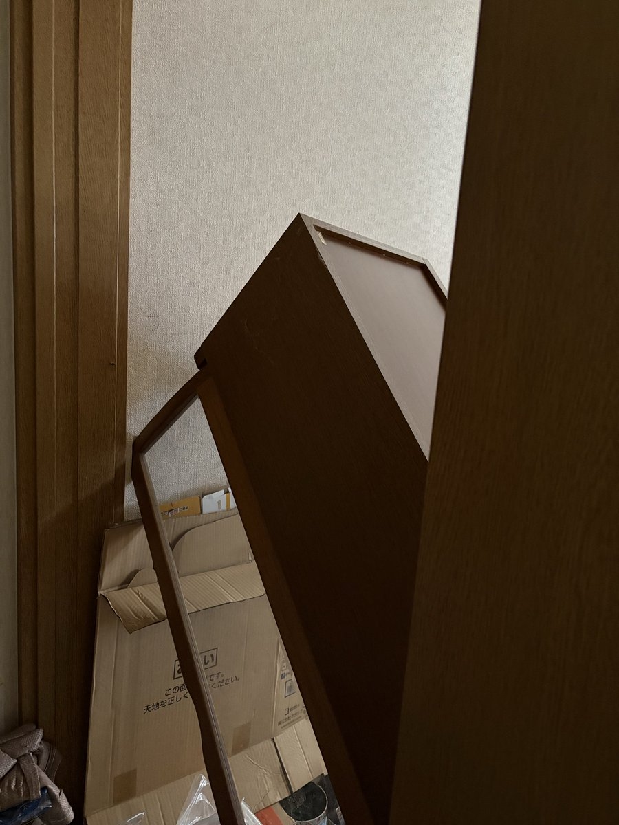 mu_kai's tweet photo. お久しぶりです。唐突ですが生きてます。むっちゃ揺れました。まだ揺れてます。戸棚倒れて壁に穴。たまたま一階にいましたが二階どうなってるか怖すぎ
Macが落下して生存不明 https://t.co/EpirGeCBHw