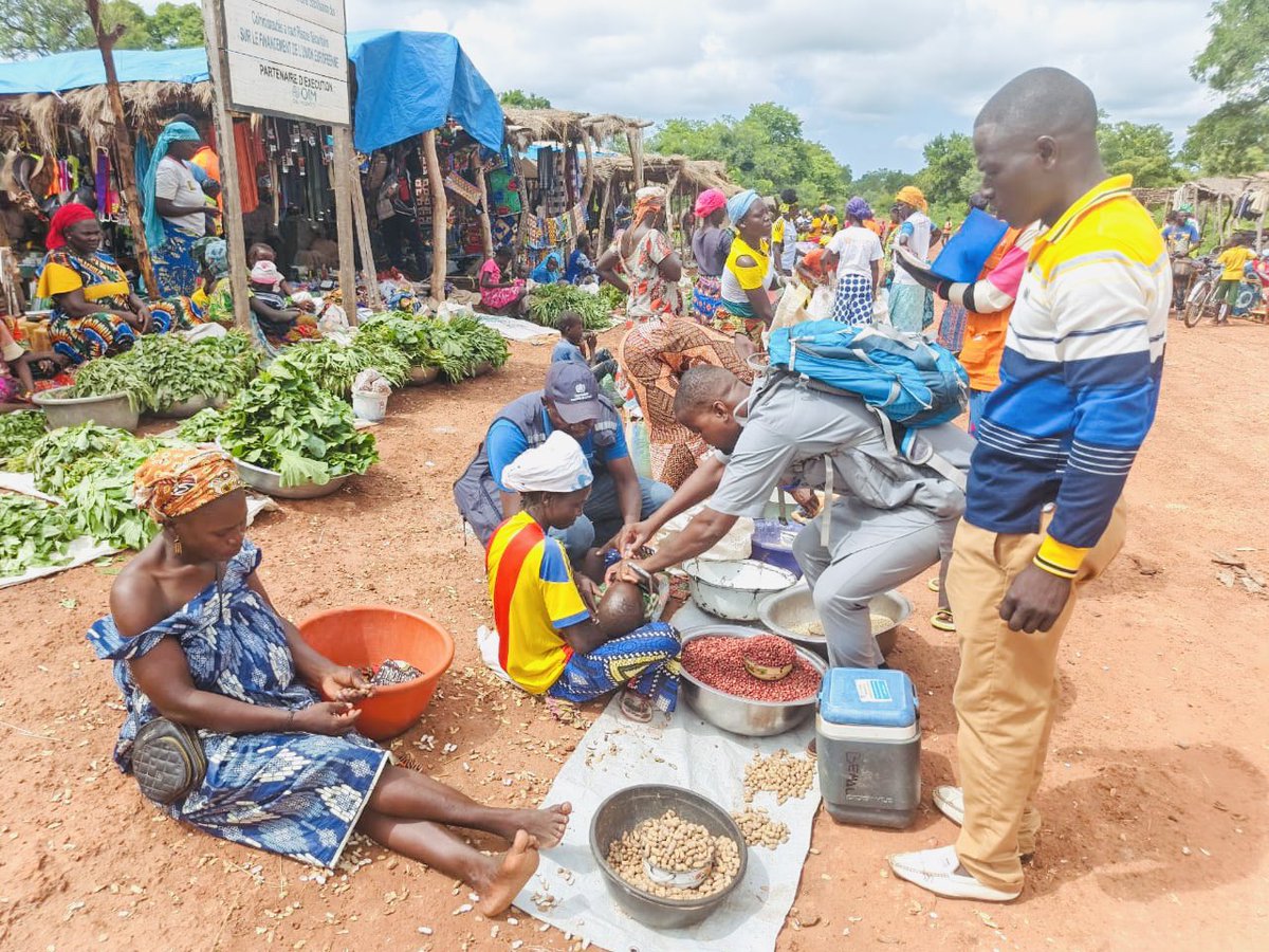 OMSCentrafrique's tweet photo. #RCA 🇨🇫 | La campagne contre la #polio se poursuit.
À #Paoua, les équipes vaccinent les enfants jusque dans les marchés et les zones frontalières.
Des supervisions conjointes avec les équipes sanitaires du #Tchad 🇹🇩 renforcent la coordination transfrontalière. https://t.co/c1naYVmtkz