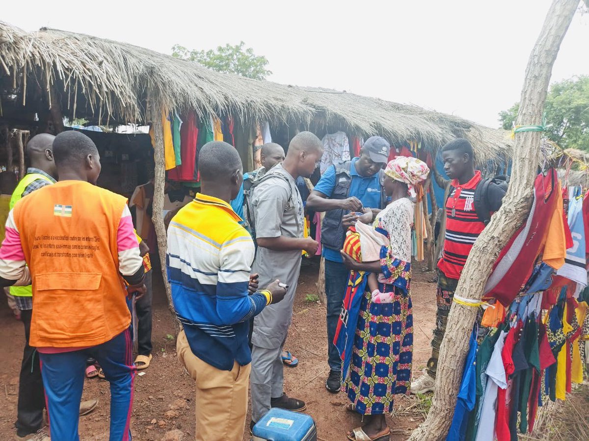 OMSCentrafrique's tweet photo. #RCA 🇨🇫 | La campagne contre la #polio se poursuit.
À #Paoua, les équipes vaccinent les enfants jusque dans les marchés et les zones frontalières.
Des supervisions conjointes avec les équipes sanitaires du #Tchad 🇹🇩 renforcent la coordination transfrontalière. https://t.co/c1naYVmtkz