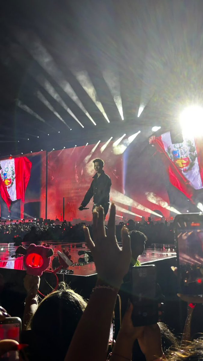 ferwnzz's tweet photo. Así tmb aprovechamos en recordar q cantamos el himno nacional momentos antes de empezar el concierto🔥 https://t.co/JTJkJAeFsZ