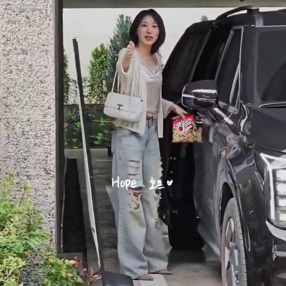 celeb_wish_list's tweet photo. ❏ WHO : #이채연
❏ WHERE : 팬사인회
❏ BRAND : #ANNANDELMAN #앤안델만 #ason #애즈온
❏ ITEM : TOP, SKY DAMAGE PANTS LIGHT BLUE
❏ 출처 : 팬트위터 HopeLcy https://t.co/KVE1rUatSC