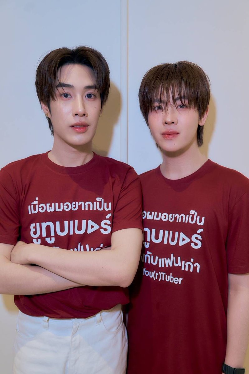 fourteenchannel's tweet photo. พลังความฮอต ‘เติ้ล - เฟิร์สวัน’ ดันซีรีส์ “เมื่อผมอยากเป็นยูทูบเบอร์แข่งกับแฟนเก่า You(r)tuber Series” ปังตั้งแต่บวงสรวงแฟนคลับรวมพลส่งกำลังใจแน่นงาน 

ปังสุดจนเป็นกระแสและได้รับความสนใจในโลกออนไลน์ตั้งแต่วันบวงสรวง จนทำให้ #บวงสรวงYourtuber มีการพูดถึงในอย่างต่อเนื่อง สำหรับซีรีส์เรื่อง ‘เมื่อผมอยากเป็นยูทูบเบอร์แข่งกับแฟนเก่า You(r)tuber Series’  ซึ่งได้ ‘เติ้ล มติมันต์ ศรีบุญเรือง เฟิร์สวัน วรรณกร เรืองรัตน์’ แสดงนำ โดยเป็นผลงานการผลิตของ‘บริษัท มันดีเวิร์ค จำกัด’ ซึ่งบอสใหญ่จากค่าย ‘ดูมันดิ’ อย่าง ‘อ๊อฟชั่น กิตติพัฒน์ จำปา’ พร้อมลุยเพื่อสร้างสรรค์ซีรีส์คุณภาพอีกหนึ่งเรื่อง และเสริมทัพความสนุกในการถ่ายทอดเรื่องราวในซีรีส์เรื่องนี้ด้วย ฟิวส์ วัชรพล ก้อนทรัพย์, เจ็ม กันตพัฒน์ เตวิชพัฒนพงศ์, ต้น ศรัณญ์ อนันตะเศรษฐกูล, เอิร์ธ กัษมนณัฏฐ์ นามวิโรจน์ และ ฝ้าย ณัฐธยาน์     บุตรธุระ (ฝ้าย 4EVE) ซึ่งได้เข้าร่วมพิธีบวงสรวงซีรีส์เพื่อความเป็นสิริมงคล เมื่อวันที่ 27 กรกฎาคม 2569 จัดขึ้น ณ บริเวณดาดฟ้าชั้น 6 โครงการ Phenix Pratunam 

สำหรับ ซีรีส์ ‘เมื่อผมอยากเป็นยูทูบเบอร์แข่งกับแฟนเก่า You(r)tuber Series’ เป็นอีกหนึ่งเรื่องที่ได้รับความสนใจจากแฟนคลับนับตั้งแต่ปล่อย Pilot ให้ได้ชม ซึ่งมียอดวิวทะลุ 2 ล้านวิวแล้ว รวมถึงในงานบวงสรวงยังเต็มพื้นที่ด้วยพลังของแฟนคลับที่มาร่วมส่งกำลังใจให้กับ ‘เติ้ล - เฟิร์สวัน’ รวมถึงทีมนักแสดงนำอย่างล้นหลาม โดยมีแฟนคลับมาร่วมงานกว่า 3,000 คน ซึ่งทำเอานักแสดงต่างปลื้มใจสุด ๆ 

โดย ‘เติ้ล – เฟิร์สวัน’ และทีมนักแสดง เผยว่า “พวกเราตื่นเต้นมาก ๆ ที่จะได้ถ่ายทำซีรีส์เรื่องนี้ ก่อนหน้านี้ได้มีการเวิร์คชอปการแสดงไปบ้างแล้ว เรื่องนี้มีหลากหลายอารมณ์ จะเป็นซีรีส์ที่ทำให้ผู้ชมยิ้มตามได้ไปกับความ Feel Good และได้สัมผัสกับเรื่องราวของตัวละครไปพร้อมกับความสนุกของการท่องเที่ยว อยากให้ทุกคนรอติดตามไปด้วยกันครับ”

ซีรีส์ “เมื่อผมอยากเป็นยูทูบเบอร์แข่งกับแฟนเก่า You(r)tuber Series” เป็นเรื่องราวของ คู่รักที่เลิกกัน เพราะถูกแฟนนอกใจไปคบเพื่อนสนิท และโดนยึดช่องยูทูปที่สร้างมาด้วยกัน เลยหันมาเปิดช่องใหม่ พร้อมกับการได้พบช่างภาพที่มีความลึกลับ แต่กลับทำให้กล้าแสดงตัวและเป็นส่วนช่วยให้ประสบความสำเร็จ ร่วมลุ้นไปกับการเปิดใจให้ความสัมพันธ์ครั้งใหม่นี้ว่าจะเดินหน้าต่อได้อย่างไร ผ่านผลงานการกำกับการแสดงของ ‘กฤติเดช สินเจิมศิริ’ และนำแสดงโดย

•    เติ้ล มติมันต์ ศรีบุญเรือง รับบทเป็น อินทัช
•    เฟิร์สวัน วรรณกร เรืองรัตน์ รับบทเป็น ชอบคุณ
•    ฟิวส์ วัชรพล ก้อนทรัพย์ รับบทเป็น คิม
•    เจ็ม กันตพัฒน์ เตวิชพัฒนพงศ์ รับบทเป็น ที่รัก
•    ต้น ศรัณญ์ อนันตะเศรษฐกูล รับบทเป็น เตวิช
•    เอิร์ธ กัษมนณัฏฐ์ นามวิโรจน์ รับบทเป็น ปลื้ม
•    ฝ้าย ณัฐธยาน์ บุตรธุระ รับบทเป็น ขิม

ซีรีส์ “เมื่อผมอยากเป็นยูทูบเบอร์แข่งกับแฟนเก่า You(r)tuber Series” มีกำหนดเปิดกล้องถ่ายทำเร็ว ๆ นี้ และรอติดตามชมความสนุกได้ทางช่อง One31 และชมออนไลน์เวอร์ชัน UNCUT บนแอป iQIYI (อ้ายฉีอี้) และเว็บไซต์ https://t.co/SwcHW4bEvU ที่เดียวเท่านั้น

#YourtuberSeries
#MandeeWork