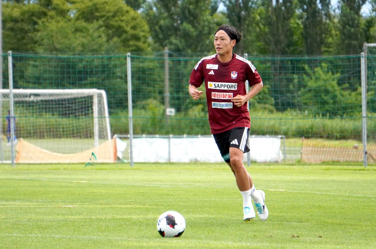 keiko_nomoto's tweet photo. 幼少期からのサッカー仲間で、同じ怪我を経験した高木善朗選手は、タイから帰国して星選手と会った際、開口一番「足、大丈夫？」と気にかけてくれたそう。また星選手の誕生日前のオフには、谷口海斗選手が、長男とプレゼントを抱えお祝いに来てくれたようです🎁
聖籠こぼれ話でした。 https://t.co/HU2lj2ZENu