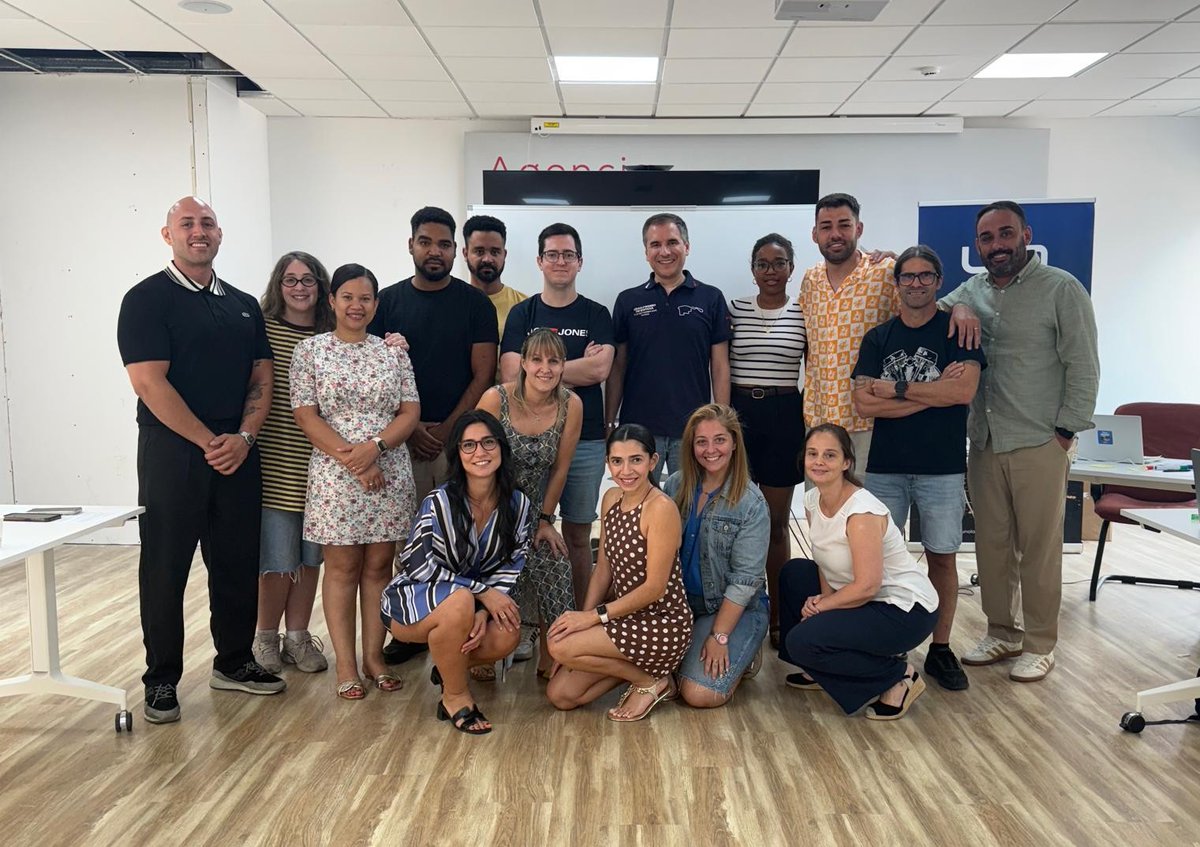 UNOlogistica's tweet photo. 🎓📚 #MÁSTERUNO | Los alumnos de la IX edición del Máster Executive en Dirección y Gestión Logística de #UNO han completado los módulos de 'Dirección y Gestión de Personas' y 'Dirección de Compras y Aprovisionamiento', consolidando sus competencias en #liderazgo, gestión del #talento, compras estratégicas y cadena de suministro.

👏 Gracias a los docentes Emilio Ruiz-Roso, Diego Aparicio y César Pérez por compartir su experiencia y aportar una visión práctica y estratégica de la gestión empresarial.

#Logística #SupplyChain #Compras #Talento #Formación