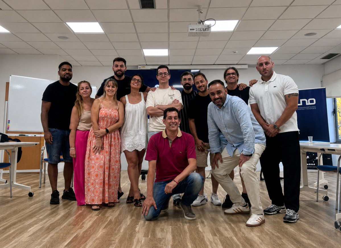 UNOlogistica's tweet photo. 🎓📚 #MÁSTERUNO | Los alumnos de la IX edición del Máster Executive en Dirección y Gestión Logística de #UNO han completado los módulos de 'Dirección y Gestión de Personas' y 'Dirección de Compras y Aprovisionamiento', consolidando sus competencias en #liderazgo, gestión del #talento, compras estratégicas y cadena de suministro.

👏 Gracias a los docentes Emilio Ruiz-Roso, Diego Aparicio y César Pérez por compartir su experiencia y aportar una visión práctica y estratégica de la gestión empresarial.

#Logística #SupplyChain #Compras #Talento #Formación